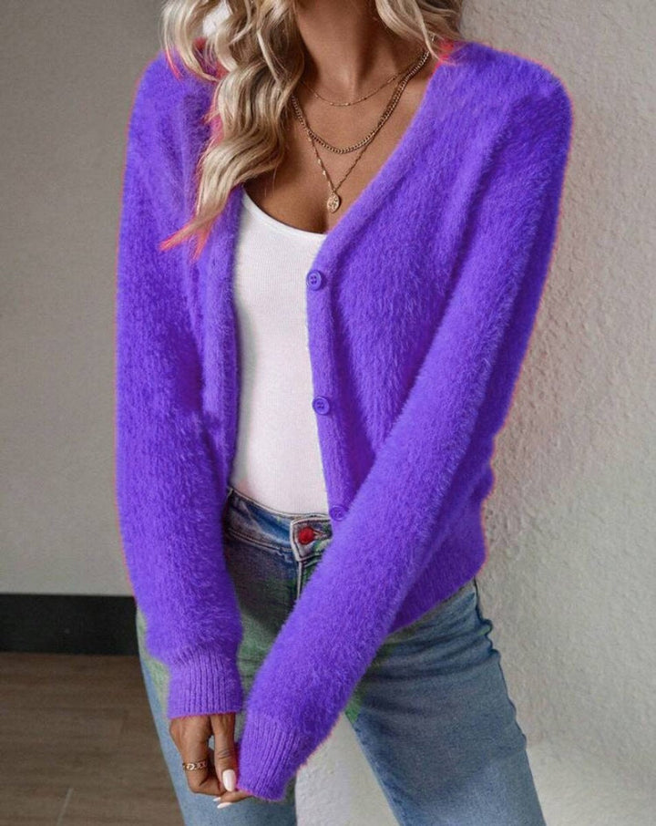Casaco de malha felpuda feminino com decote V e botões. Oferece conforto e aquecimento ideal para inverno.