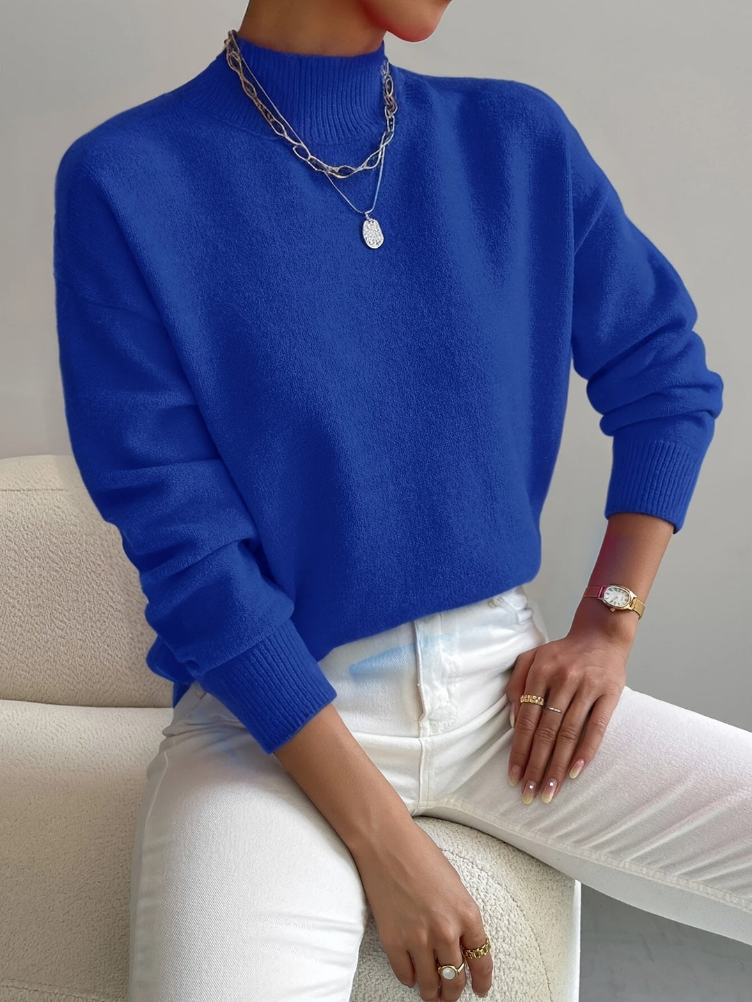 Look de inverno: sweater feminino gola alta Yvonne, combinando conforto superior e moda elegante.