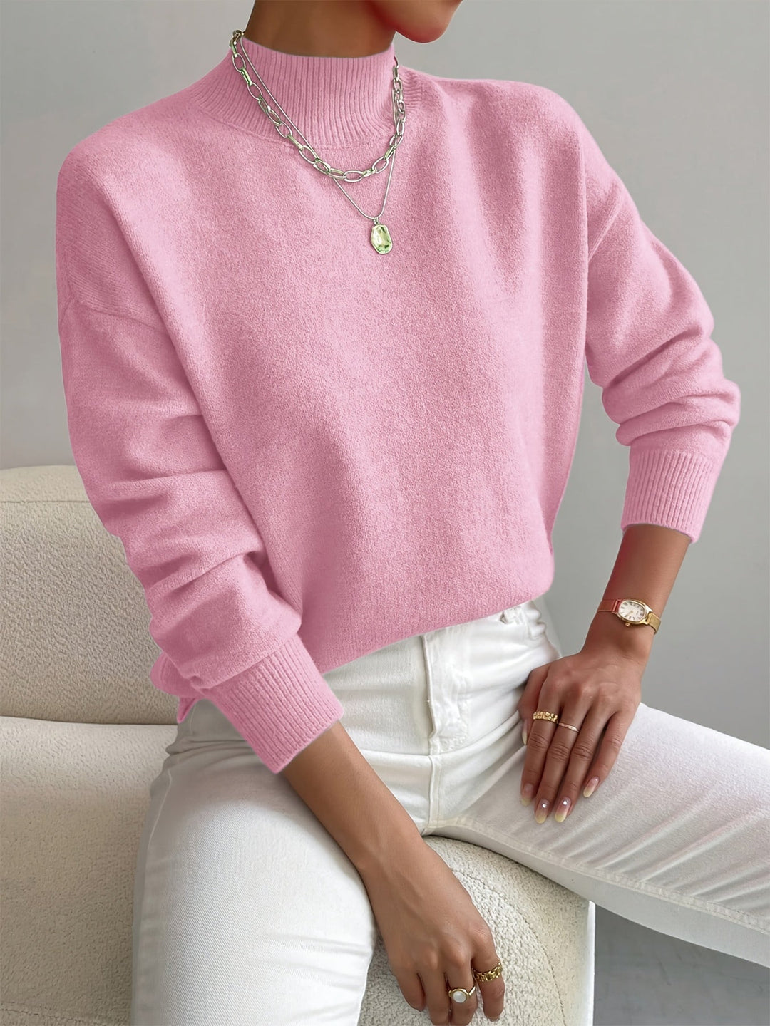 Mulher com sweater feminino gola alta Yvonne, look casual e confortável, ideal para o frio.