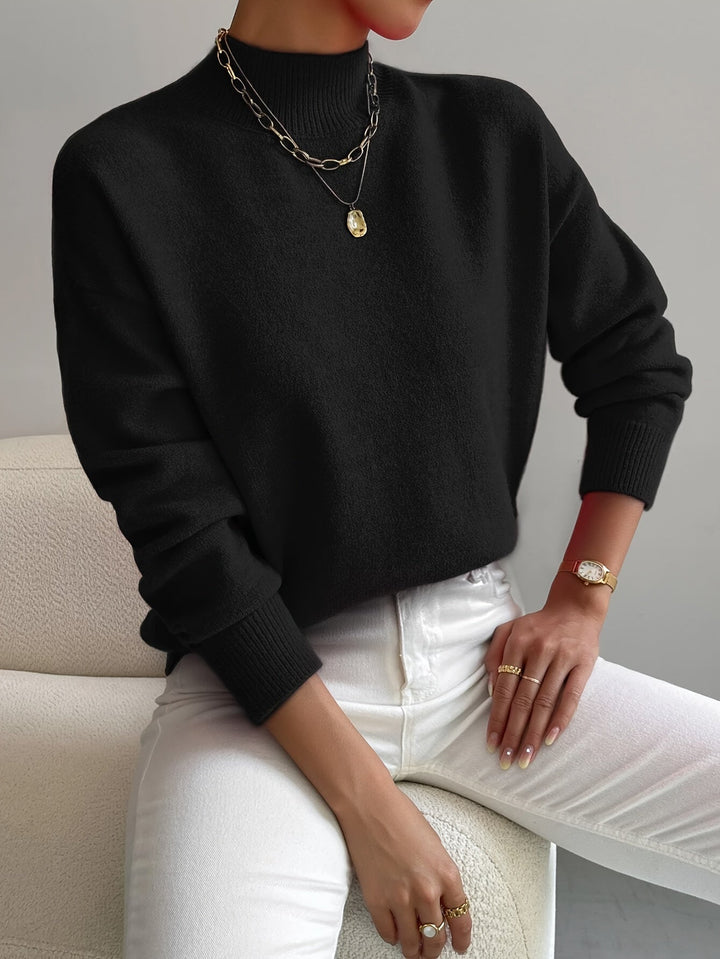Modelo vestindo sweater feminino Yvonne gola alta, mostrando estilo casual e aconchegante.