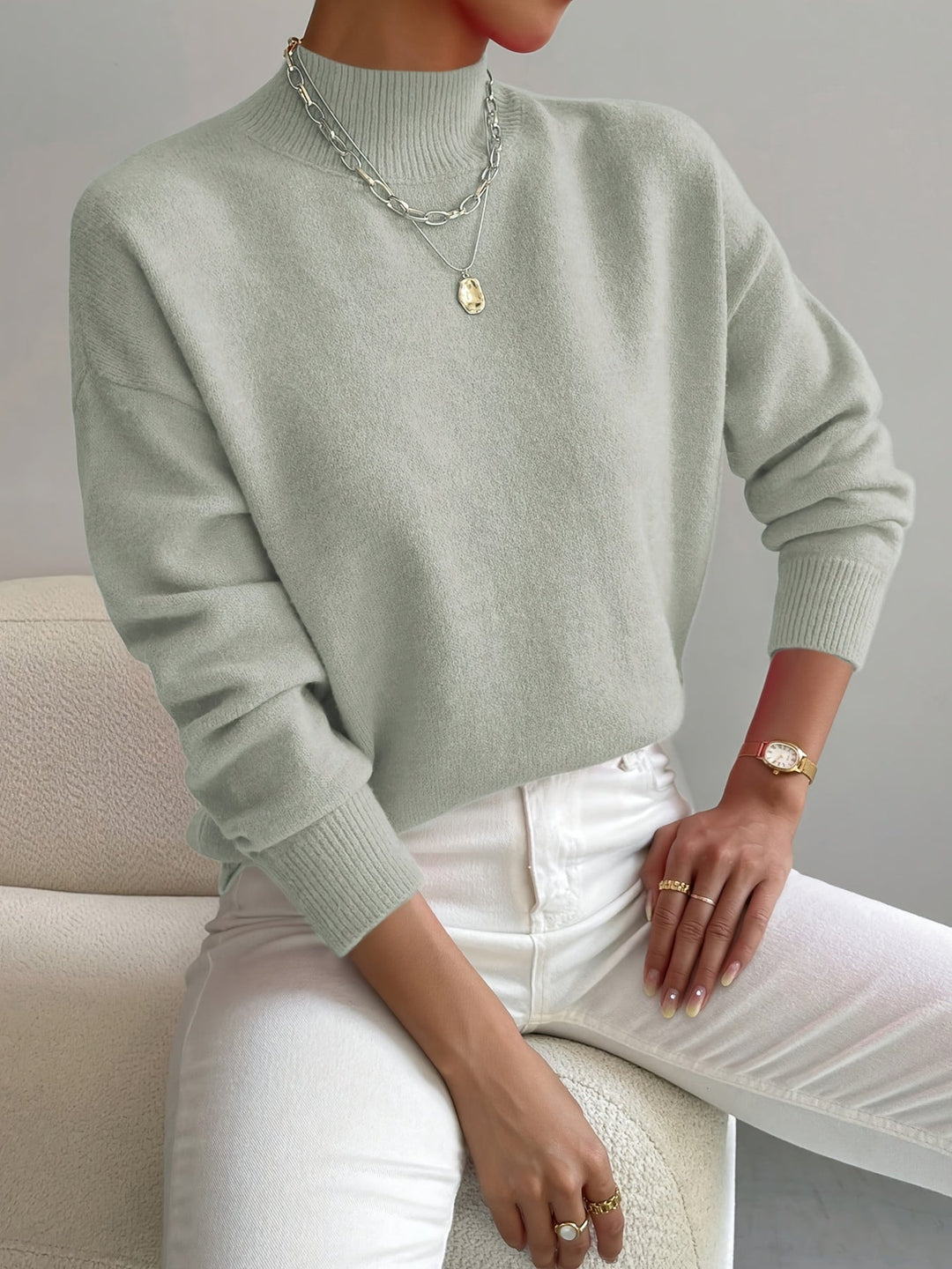 Elegante sweater feminino gola alta Yvonne, peça chave da moda inverno, sinônimo de conforto.