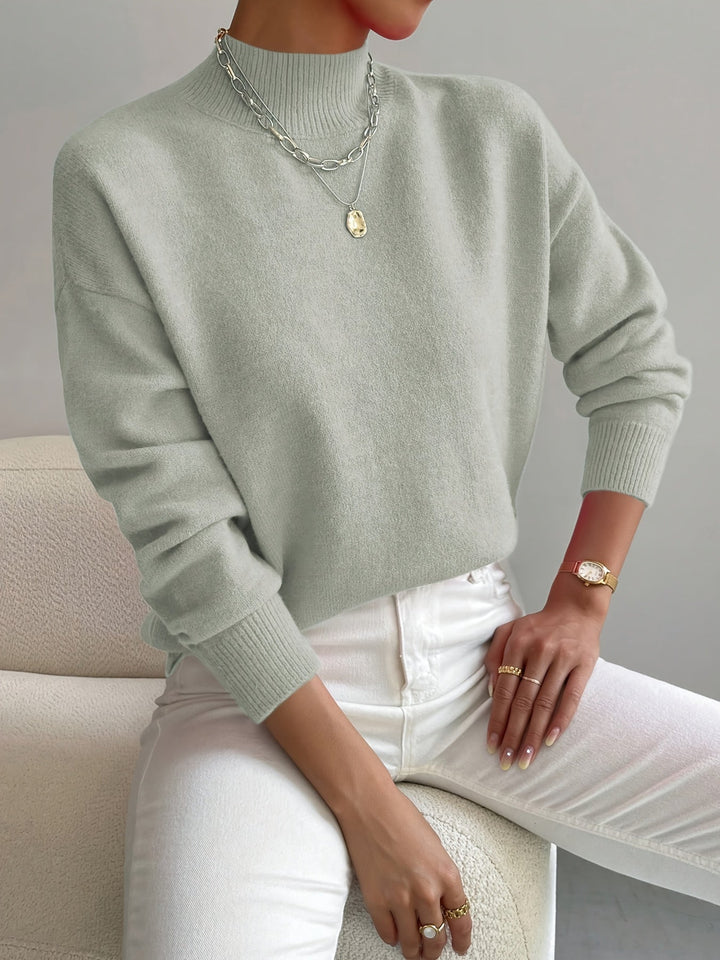 Elegante sweater feminino gola alta Yvonne, peça chave da moda inverno, sinônimo de conforto.