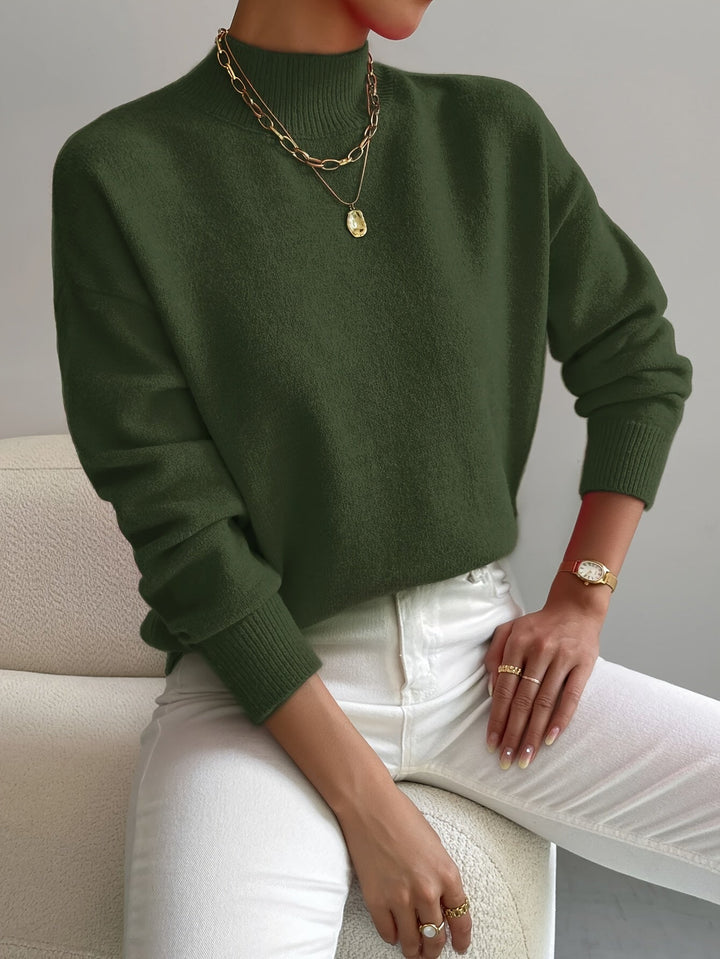Close-up na gola alta do sweater feminino, detalhe da malha macia e sofisticada para o inverno.