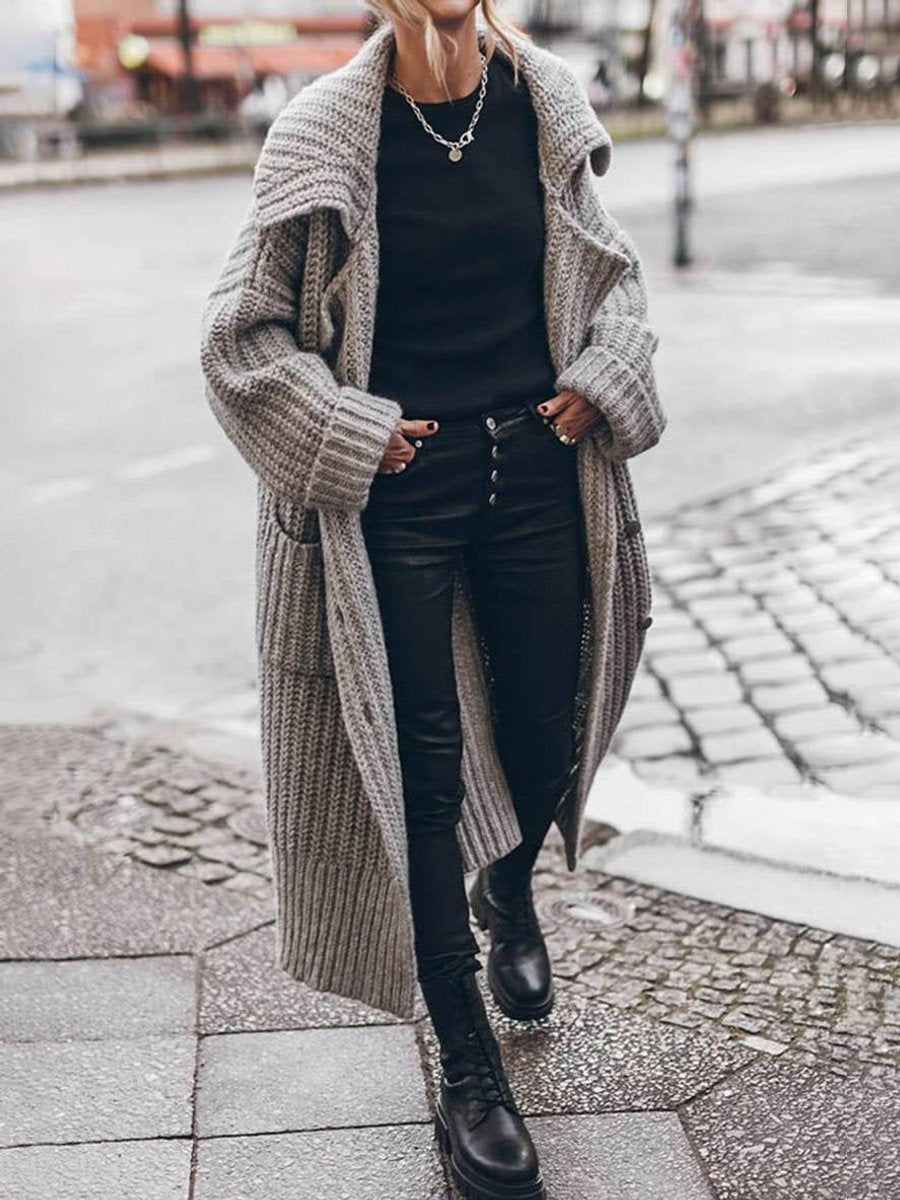Cardigan grosso e comprido para mulher, em tricô. Ideal para conforto no outono e inverno, com bolsos.