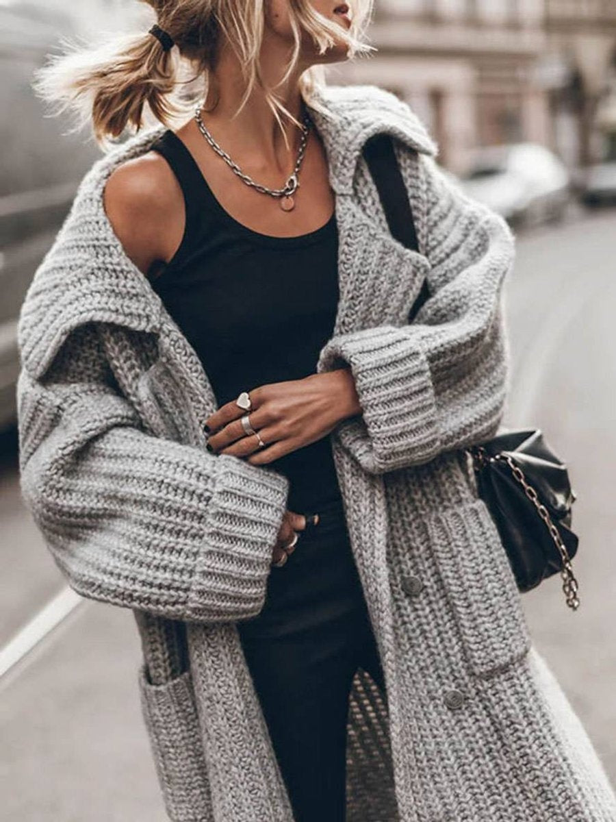 Cardigan de mulher em tricô grosso, oversize e comprido, com bolsos. Peça essencial de inverno.
