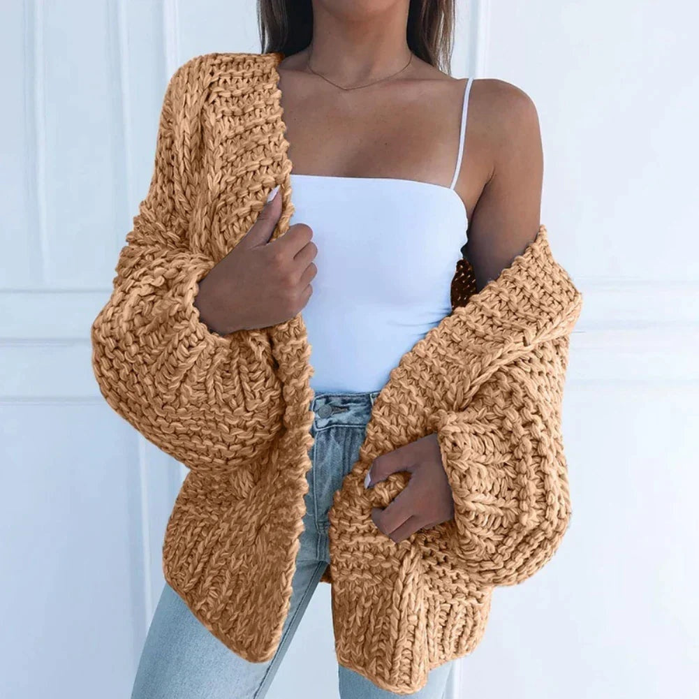 Malha feminina oversize aberta. Casaco grosso de tricô para outono/inverno, design moderno e aconchegante.