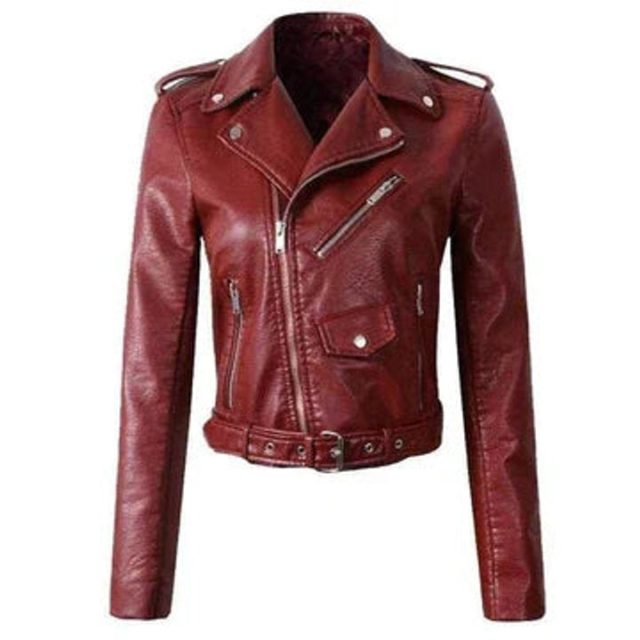 Jaqueta biker feminina em couro sintético preto com cinto, perfeita para estilo urbano e moda casual.