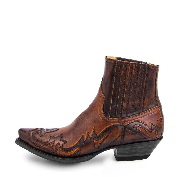 Botas femininas cowboy de couro, bico fino para elegância, com salto cubano, realçando o estilo western.