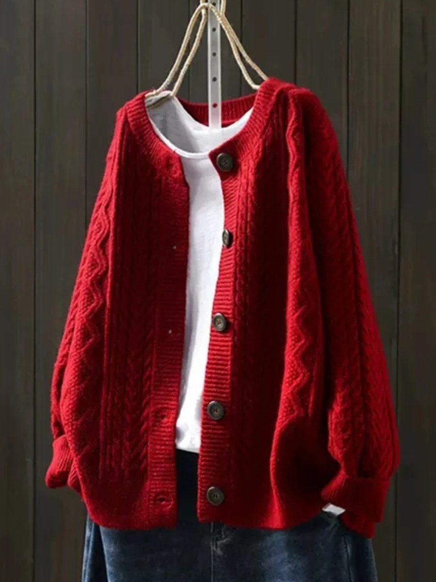 Detalhe do casaco feminino oversized de malha trança. Botões elegantes e textura acolhedora para o inverno.