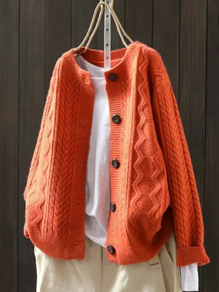 Confortável casaco de malha trança feminino oversized, com botões. Roupa de inverno estilosa e quentinha.