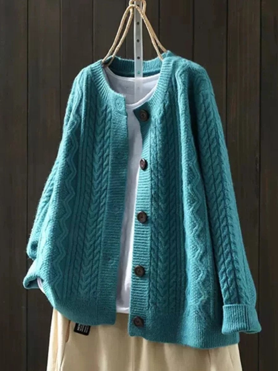 Casaco feminino oversized de malha trança detalhada, com botões. Peça chave para looks de outono/inverno.