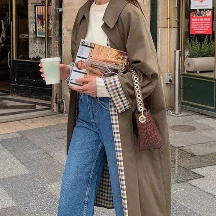 Gabardina comprida feminina oversize elegante com forro xadrez, perfeita para o outono.
