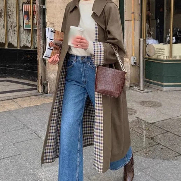 Casaco feminino comprido oversize com forro xadrez, ideal para transição e moda outono.
