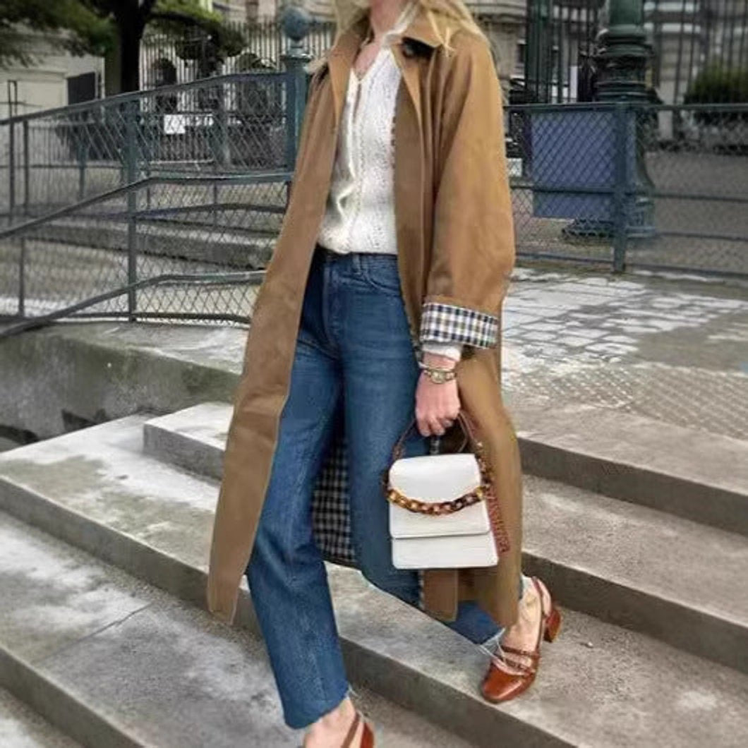 Detalhe do forro xadrez na gabardina feminina comprida. Estilo oversize e confortável.