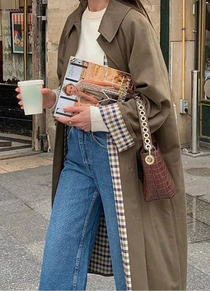 Look de moda feminina com gabardina oversize elegante, casaco comprido com forro xadrez.