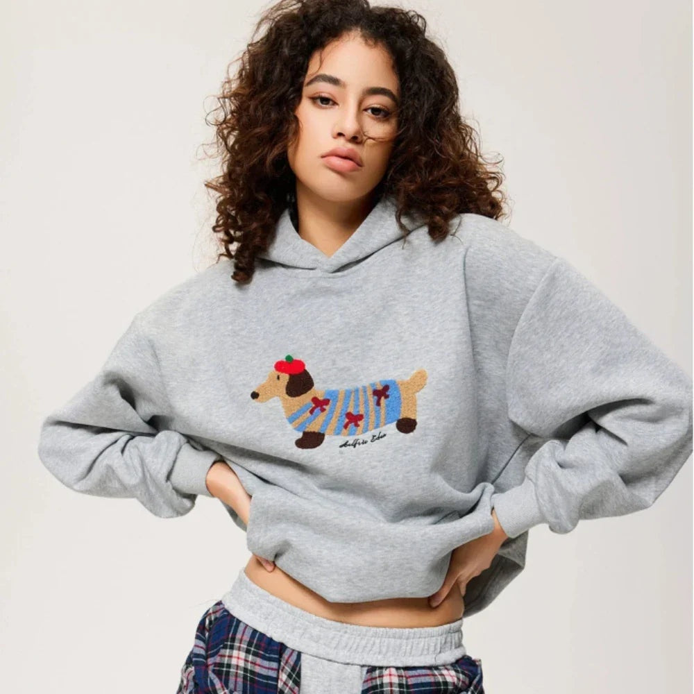 Moletom oversize feminino com bordado dachshund, bolso canguru e capuz, perfeito para conforto casual.