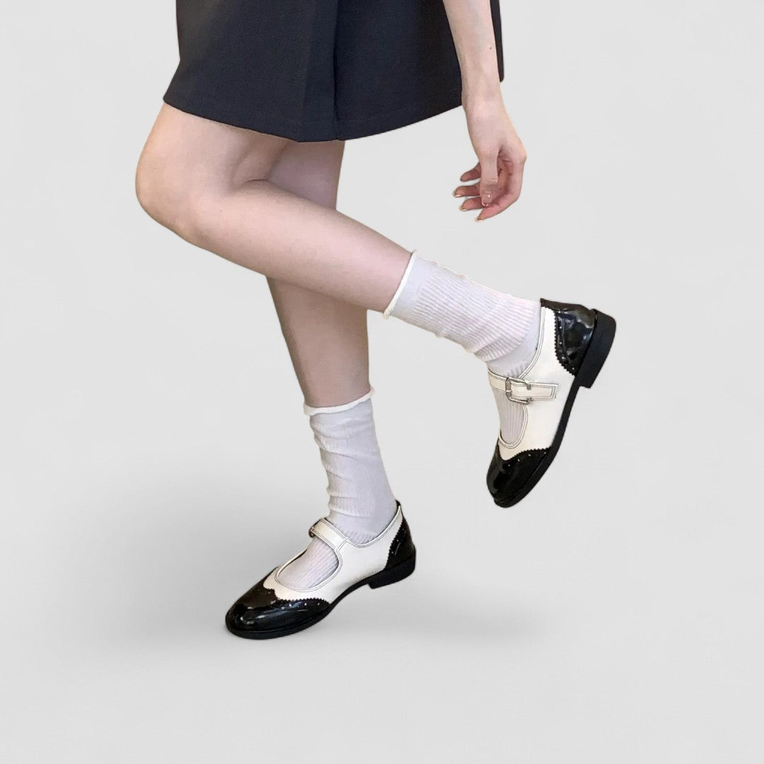Mary Jane femininos estilo Oxford, pretos, com fivela e toque retro, perfeito para casual.