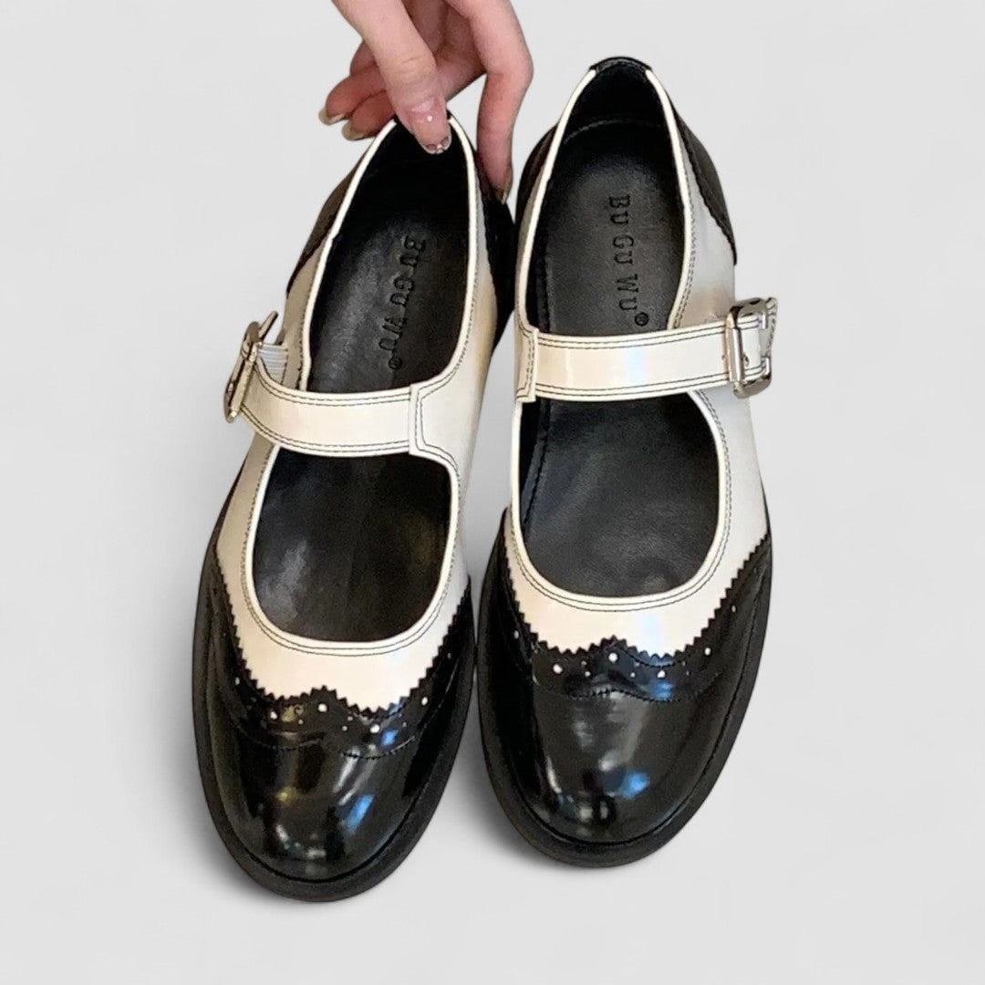 Calçado casual Mary Jane castanho, estilo Oxford, com fivela, ideal para conforto diário.