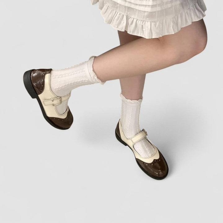 Mary Jane pretos com fivela, estilo Oxford clássico, calçado feminino retro e versátil.
