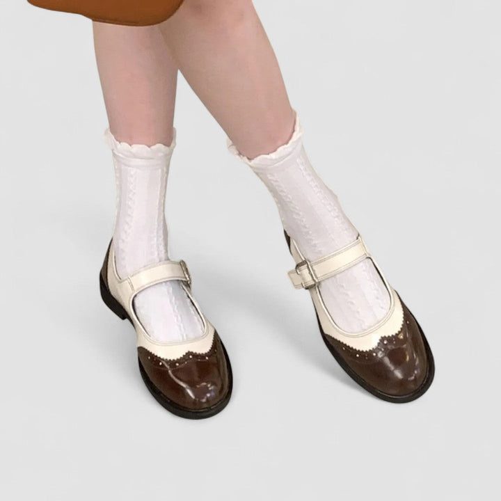Sapatos femininos castanhos Mary Jane, sola plana, fivela elegante, estilo vintage.