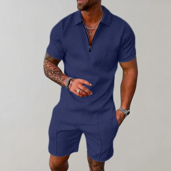 Conjunto masculino slim fit verão, com shorts e camiseta polo de manga curta para um look casual moderno.
