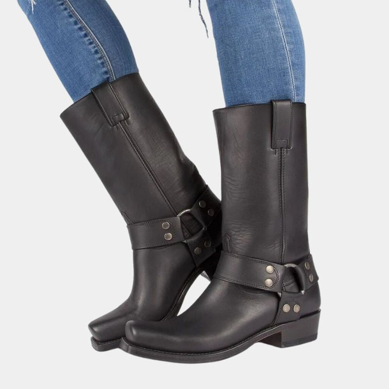 Botas cowboy de mulher em pele sintética, cano alto. Design biker-western para conforto e estilo.