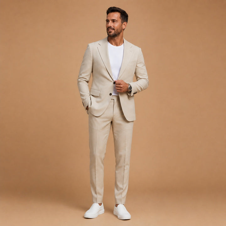 Elegante fato bege slim fit de duas peças para homem. Lapela clássica, ideal para casamentos e ocasiões especiais.