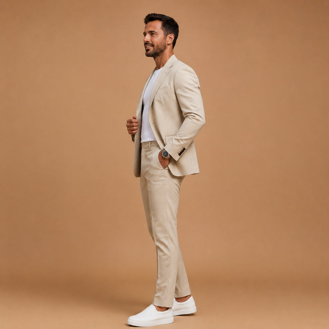 Fato azul masculino slim fit com lapela clássica. Design moderno e sofisticado para eventos formais e negócios.