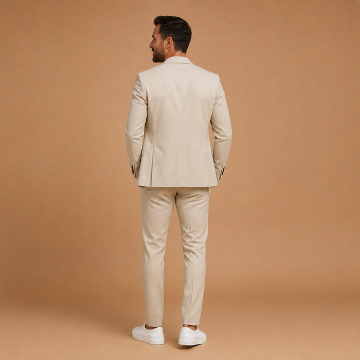 Fato rosa claro de duas peças, slim fit para homem. Elegante e formal, lapela clássica para casamentos.