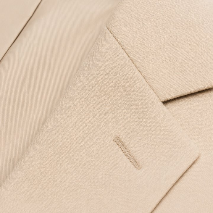 Fato masculino formal slim fit com lapela clássica. Duas peças, ideal para casamentos, festas e ocasiões especiais.