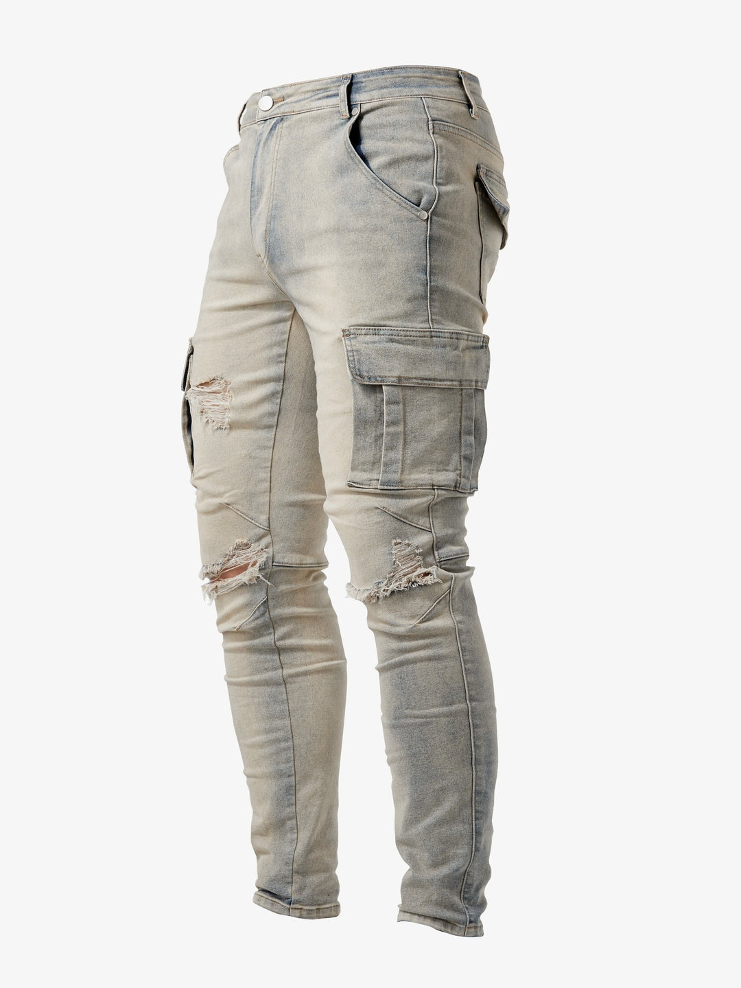 Homem veste jeans cargo masculino slim fit, mostrando bolsos funcionais, para um estilo casual e moderno.