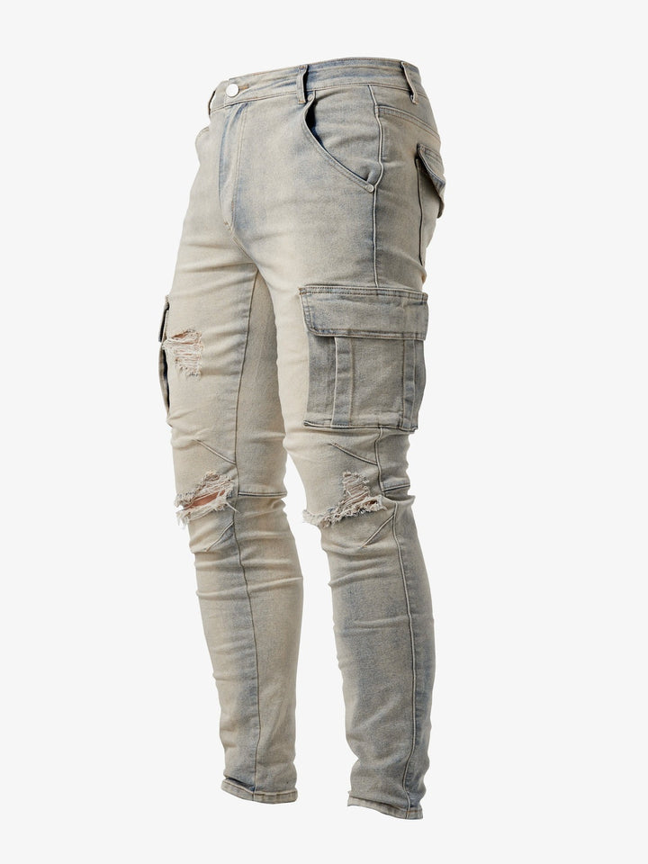 Homem veste jeans cargo masculino slim fit, mostrando bolsos funcionais, para um estilo casual e moderno.