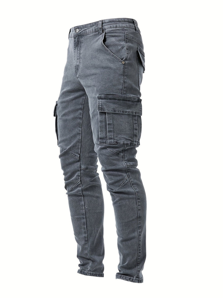 Jeans cargo masculino slim fit, versátil para diversas ocasiões, com design moderno e bolsos práticos.