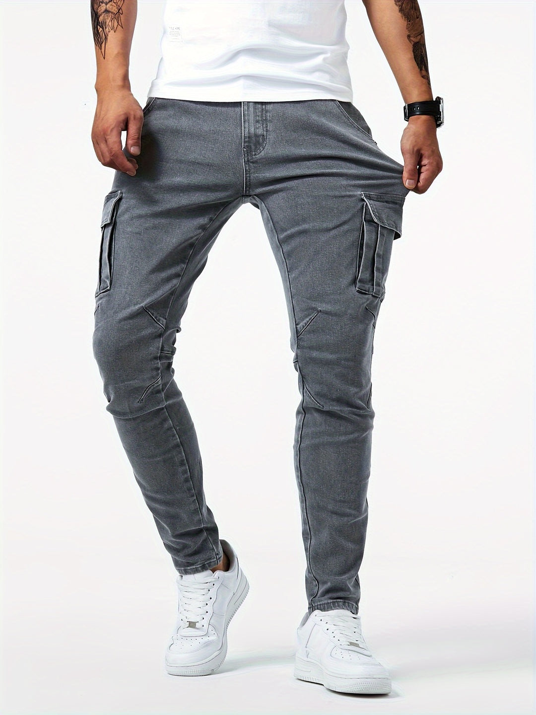 Detalhe dos bolsos funcionais do jeans cargo masculino slim fit, mostrando sua utilidade e design urbano.