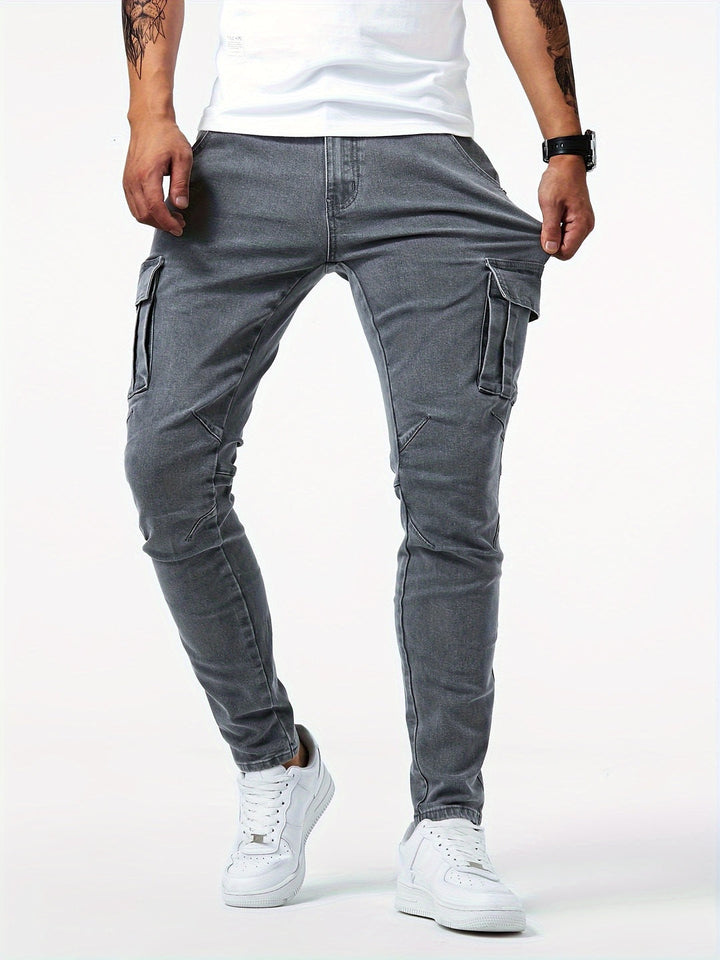 Detalhe dos bolsos funcionais do jeans cargo masculino slim fit, mostrando sua utilidade e design urbano.