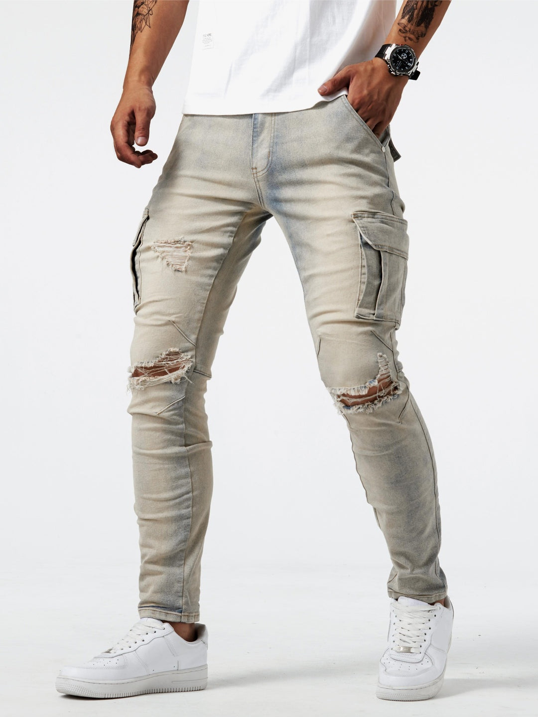 Calça jeans cargo slim fit masculina, confortável e durável, com bolsos, ideal para o estilo de vida urbano.