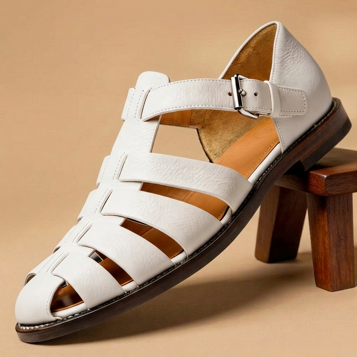 Sandálias masculinas em couro, modelo pescador com tiras. Calçado versátil para verão, casual e praia com conforto.