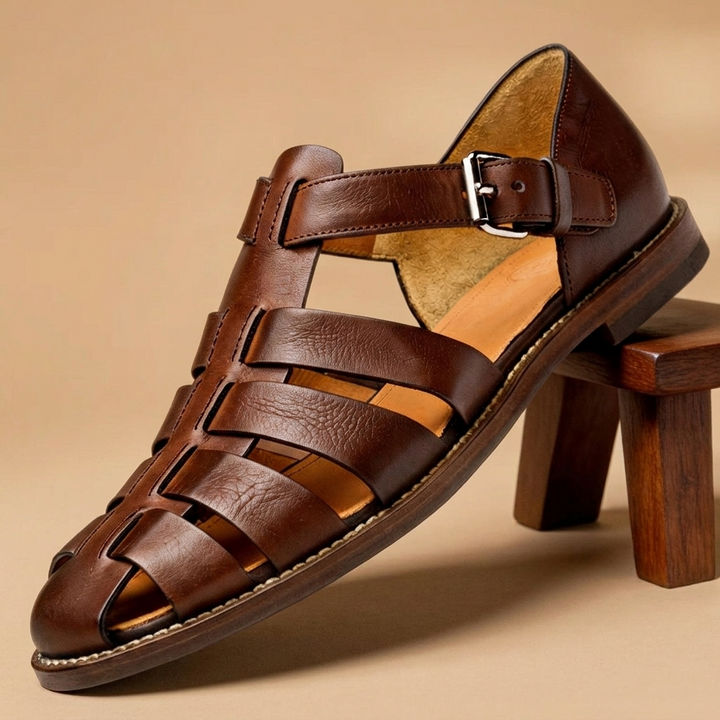 Elegantes sandálias de pescador masculinas em couro. Confortáveis com tiras, perfeitas para o dia a dia e verão.