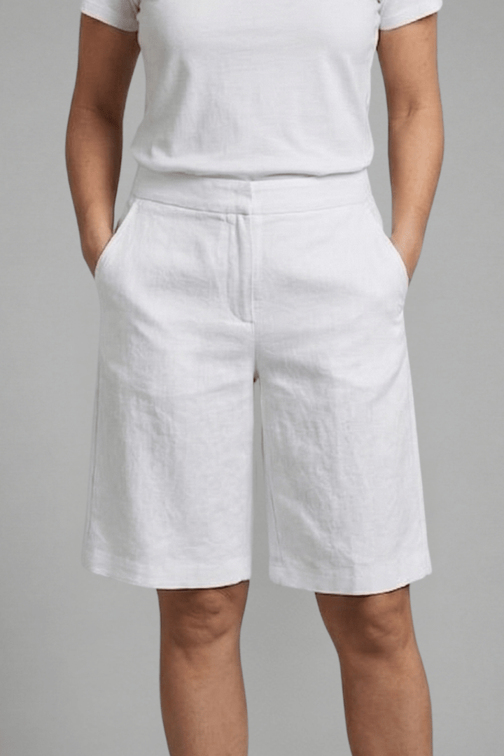 Shorts feminino elástico com cintura alta, perfeito para o verão. Conforto e moda casual feminina.