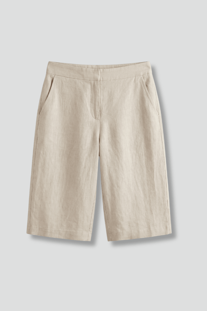 Shorts feminino elástico, cintura alta e confortável, ideal para o verão. Roupa casual e moderna.