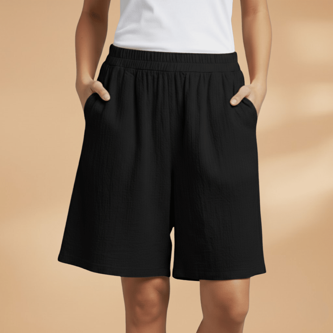 Shorts feminino confortável, cós elástico, fendas laterais para looks casuais.
