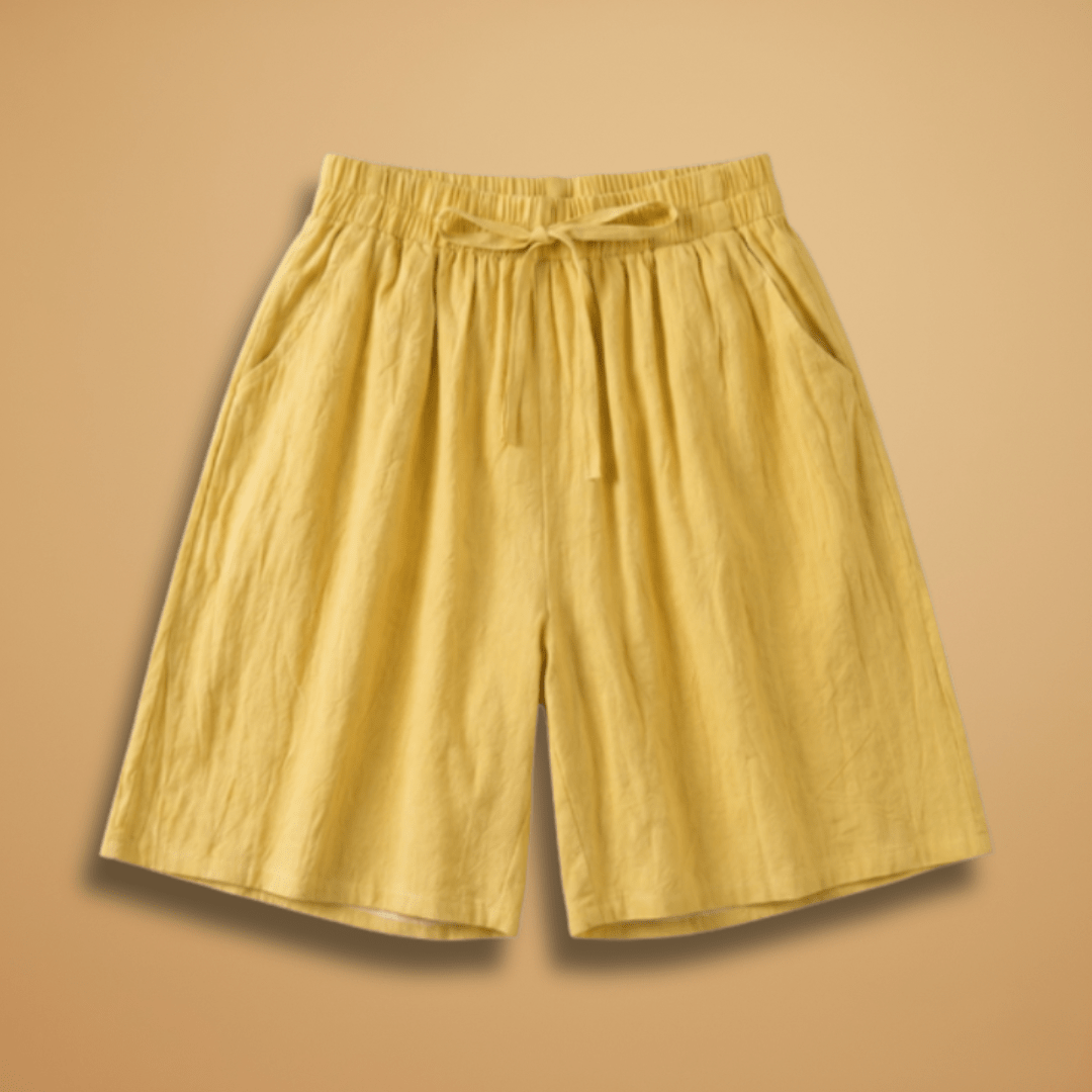 Moda casual feminina: shorts relaxed fit com fendas laterais elegantes.
