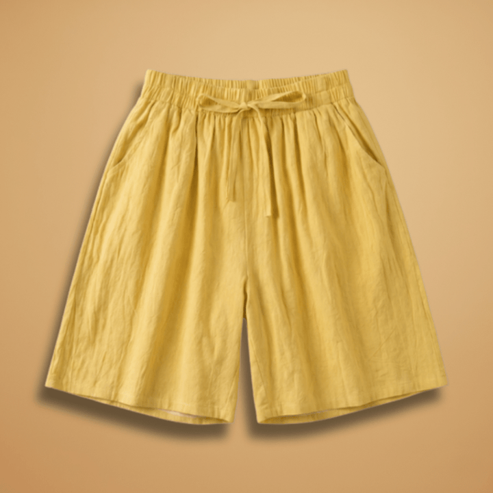 Moda casual feminina: shorts relaxed fit com fendas laterais elegantes.