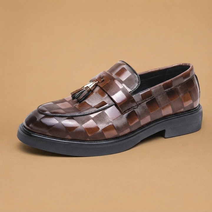 Mocassim de couro masculino preto com borlas, estilo clássico e sola robusta. Elegância diária.