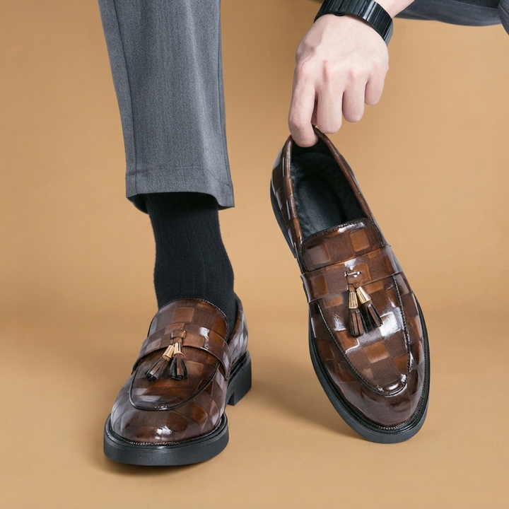 Mocassim social masculino de couro marrom com borlas, ideal para eventos formais e conforto.