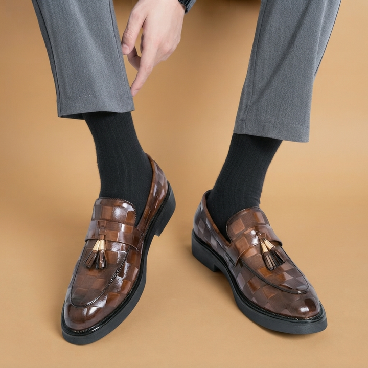 Elegantes mocassins de couro masculinos com borlas, design clássico e sola durável.
