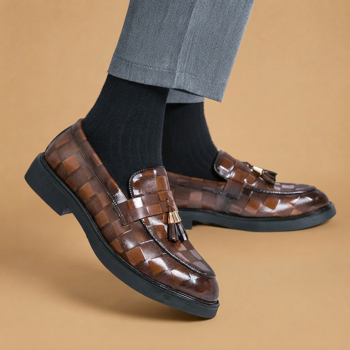 Calçado formal: Mocassim de couro com borlas, sola robusta. Ideal para elegância masculina.