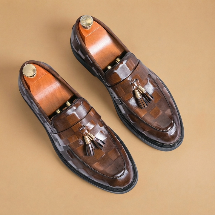 Mocassim clássico de couro masculino com borlas, design atemporal e conforto superior.