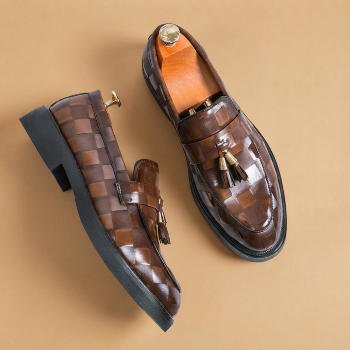 Sapato masculino de couro com borlas, estilo elegante e sola robusta. Para moda homem.