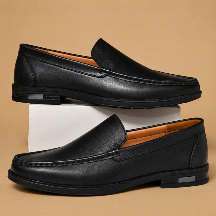 Mocassins de couro genuíno castanho para homem, sapato slip-on elegante ideal para social ou casual.
